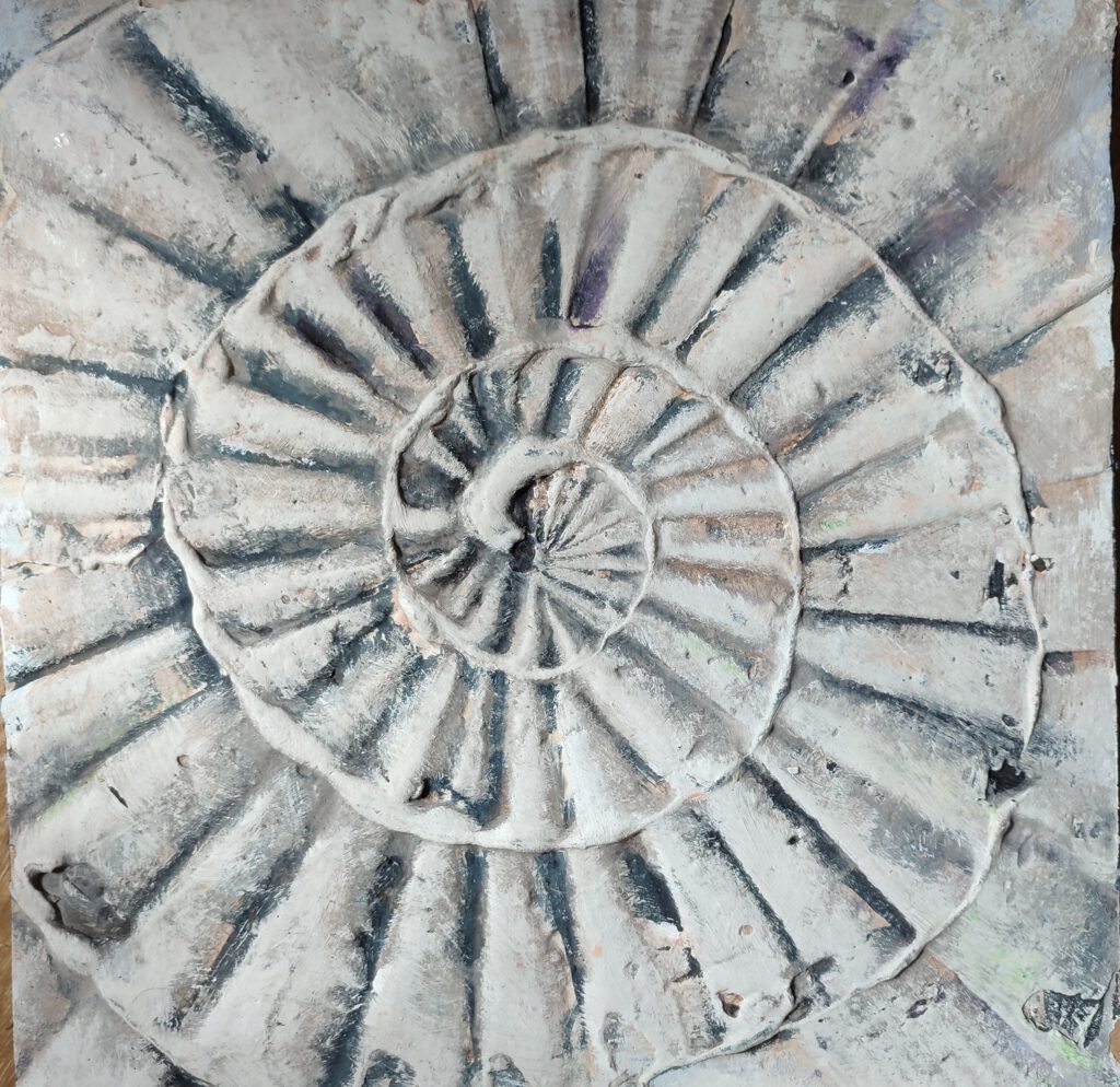 Een abstract schilderij van een grijze schelp, met behulp van verwerkt as.
